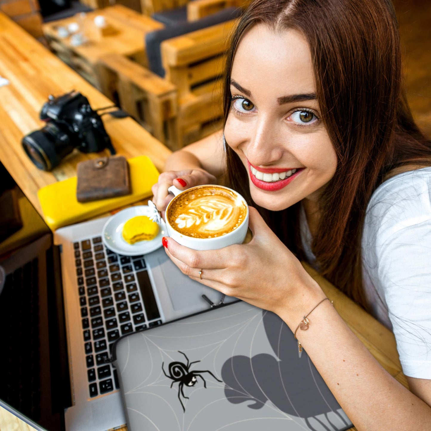 Das Anti-Shock-System der LS146 Spiderweb Designer Tasche bewahrt Ihren Laptop vor leichten Stößen und Erschütterungen