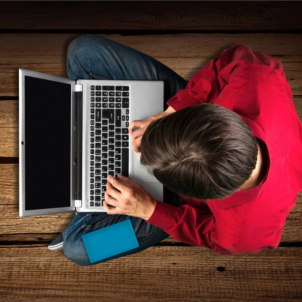 Mann benutzt HipDisk mit Silikonhülle an seinem Laptop