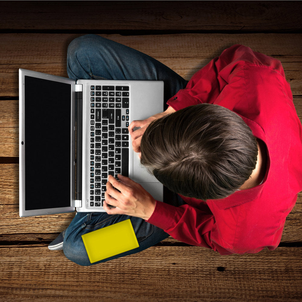 Mann benutzt HipDisk mit Silikonhülle an seinem Laptop