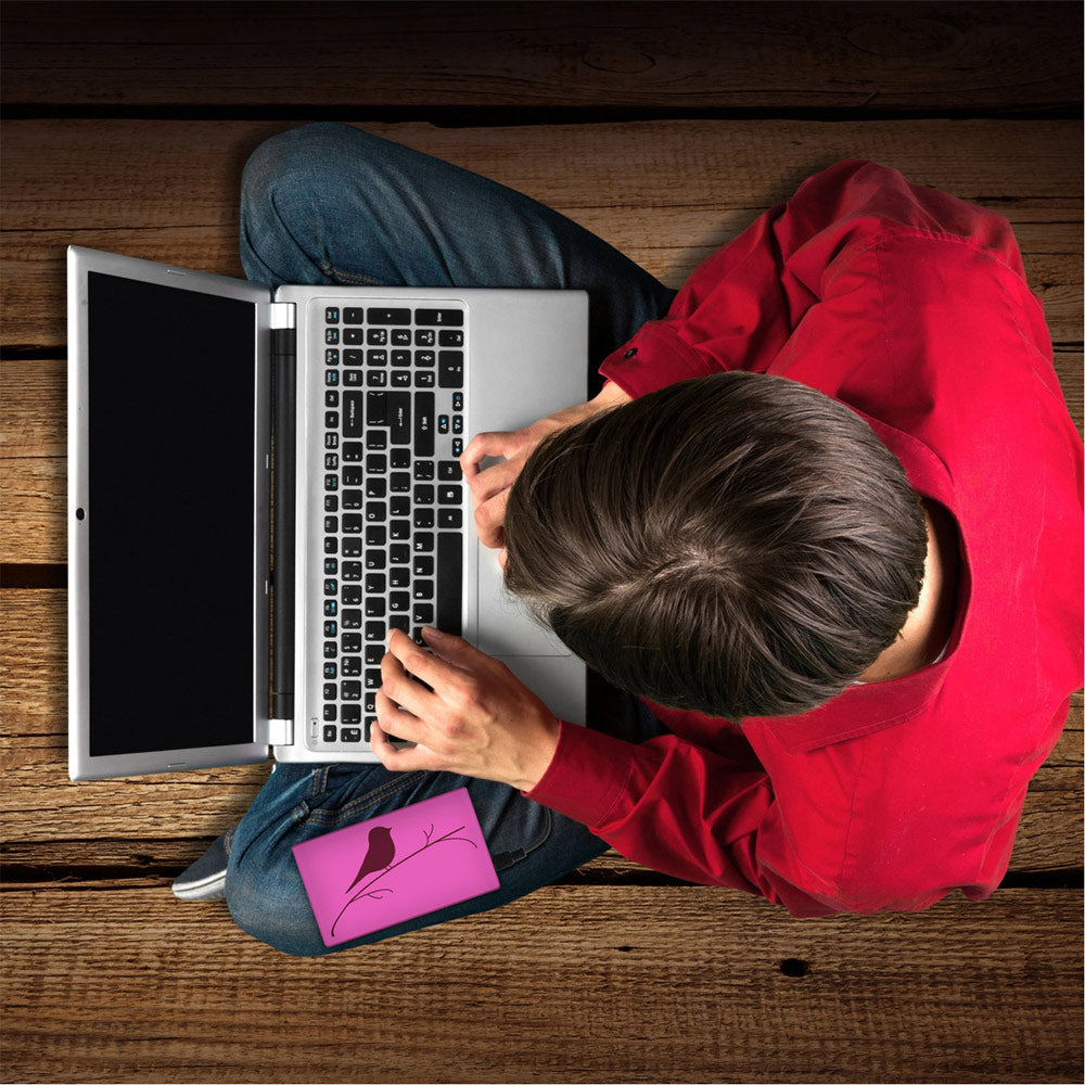 Mann benutzt HipDisk mit Silikonhülle an seinem Laptop
