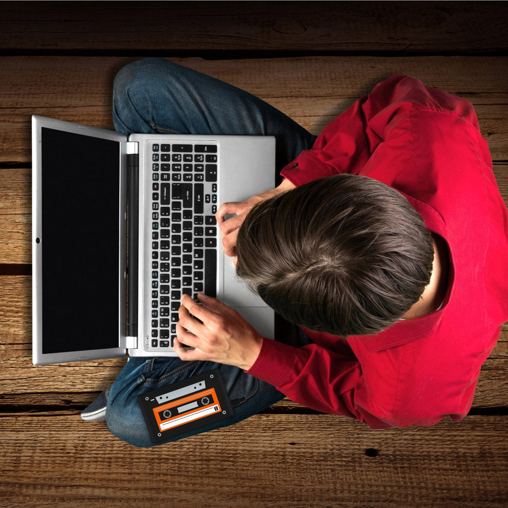 Mann benutzt HipDisk mit Silikonhülle an seinem Laptop