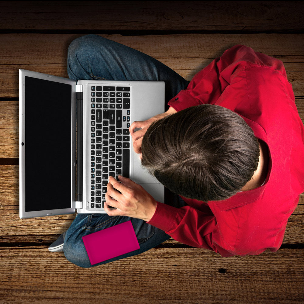 Mann benutzt HipDisk mit Silikonhülle an seinem Laptop