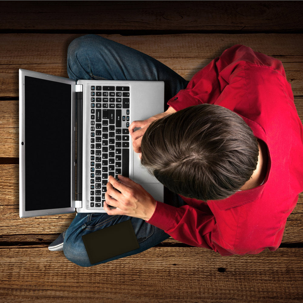Mann benutzt HipDisk mit Silikonhülle an seinem Laptop