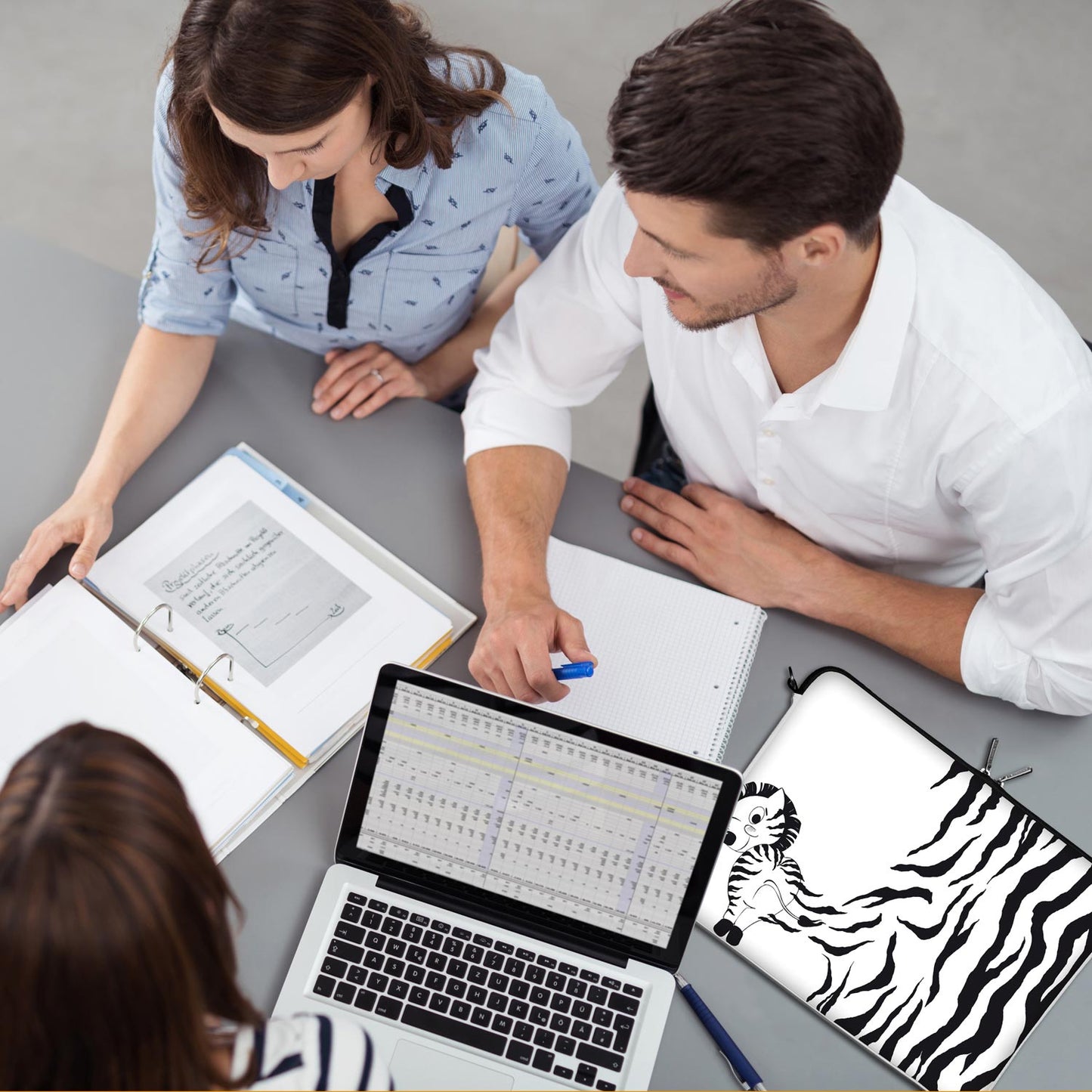 LS111 Zebra Designer Laptop Schutzhülle in schwarz-weiß als Business-Zubehör im Büro, bei Kunden und auf Dienstreisen