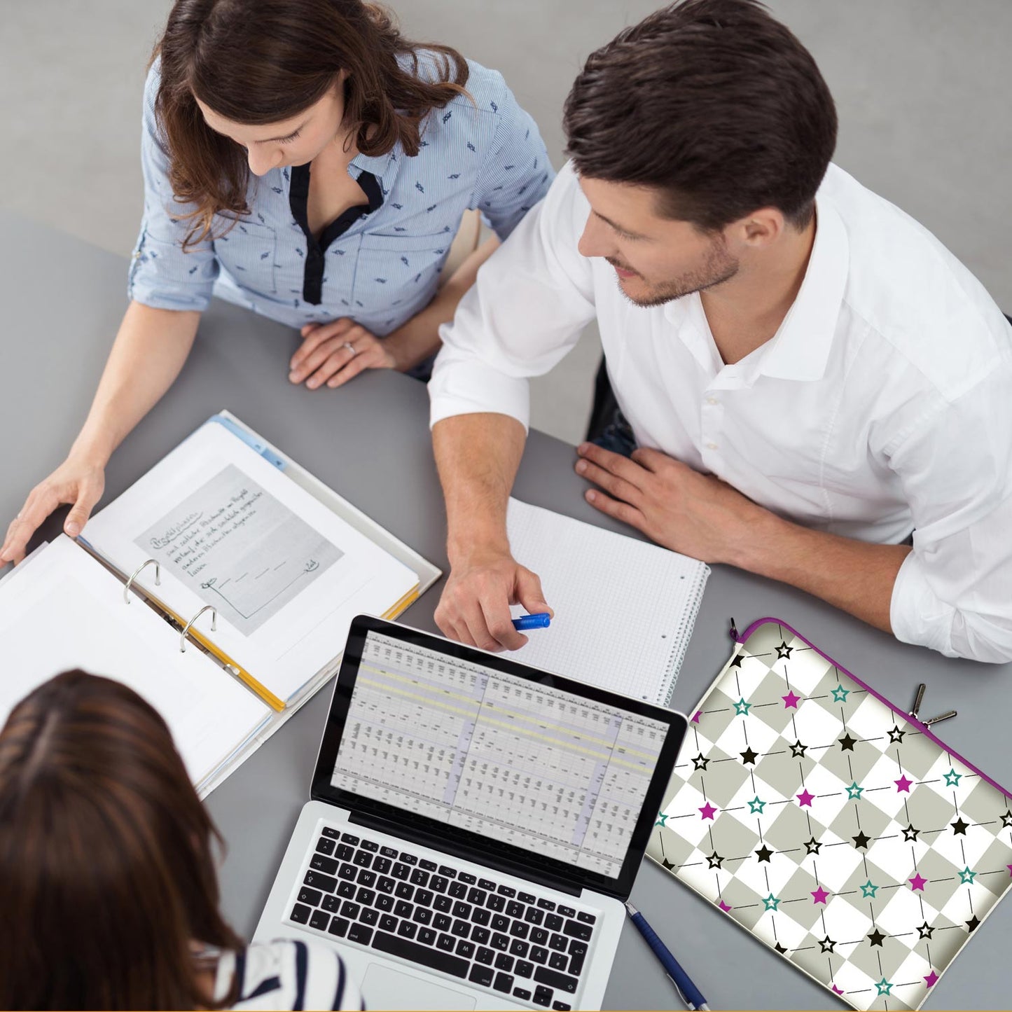 LS112 Stars Designer Schutzhülle für Laptop in weiß als Business-Zubehör im Büro, bei Kunden und auf Dienstreisen