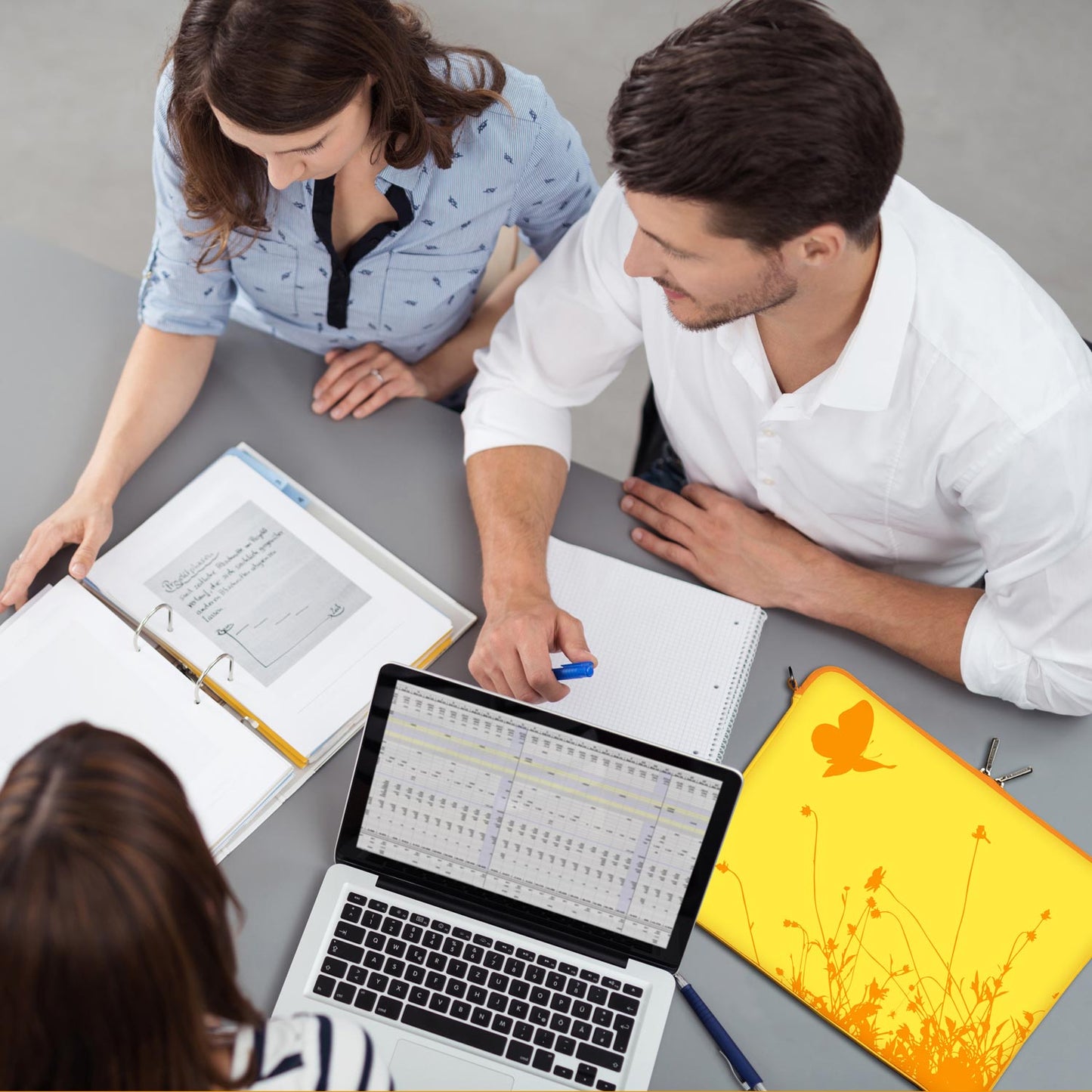 LS114 Summer Designer Laptop Schutzhülle in gelb als Business-Zubehör im Büro, bei Kunden und auf Dienstreisen