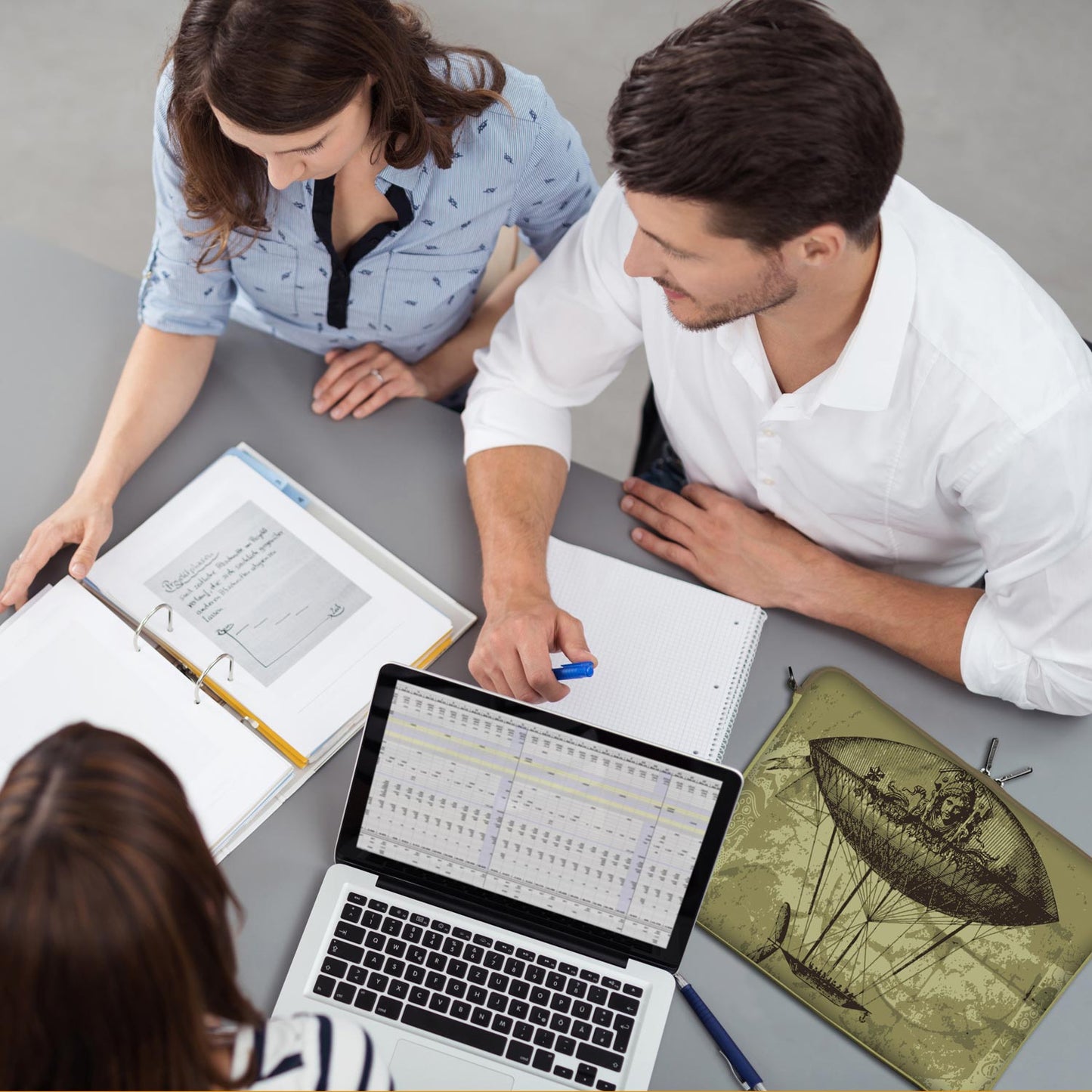 LS119 Airship Designer Schutzhülle für Laptop olivfarben als Business-Zubehör im Büro, bei Kunden und auf Dienstreisen