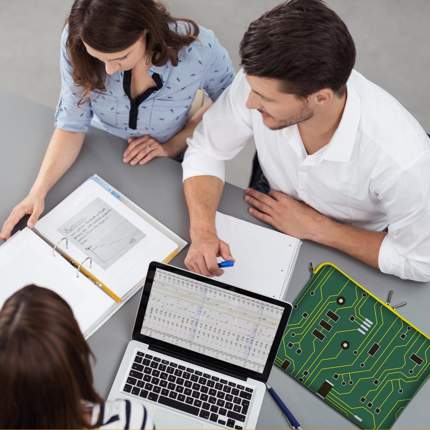 LS125 Green IT Designer Laptop Schutzhülle in grün als Business-Zubehör im Büro, bei Kunden und auf Dienstreisen