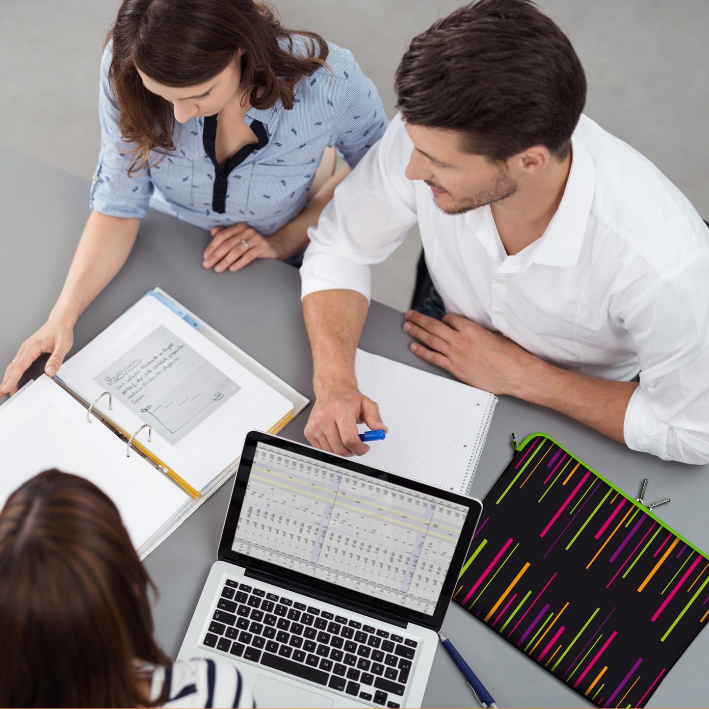 LS129 Colours Designer Laptop Schutzhülle in schwarz als Business-Zubehör im Büro, bei Kunden und auf Dienstreisen