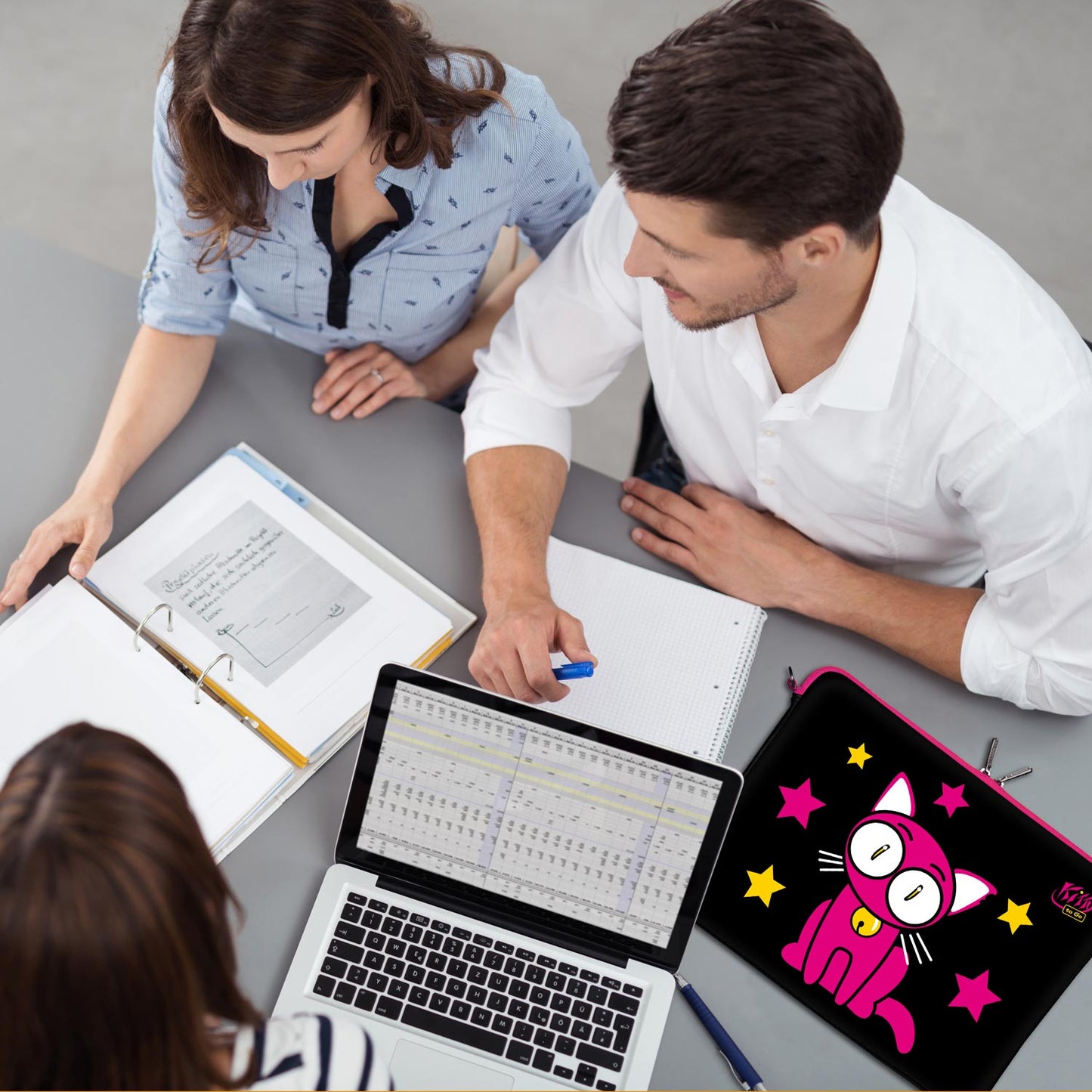 LS142 Kitty to Go Designer Laptop Schutzhülle in schwarz-pink als Business-Zubehör im Büro, bei Kunden und auf Dienstreisen