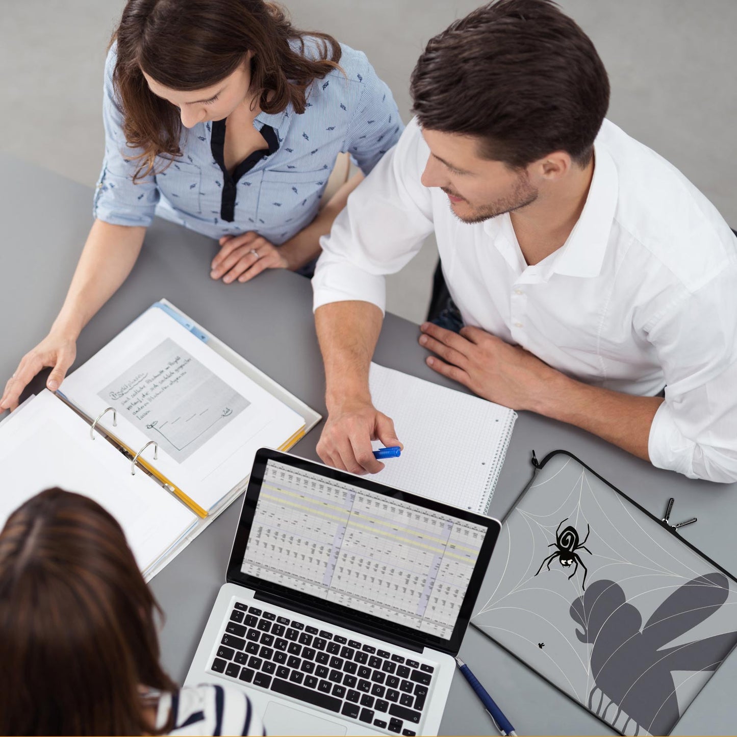 LS146 Spiderweb Designer Laptop Schutzhülle in grau als Business-Zubehör im Büro, bei Kunden und auf Dienstreisen