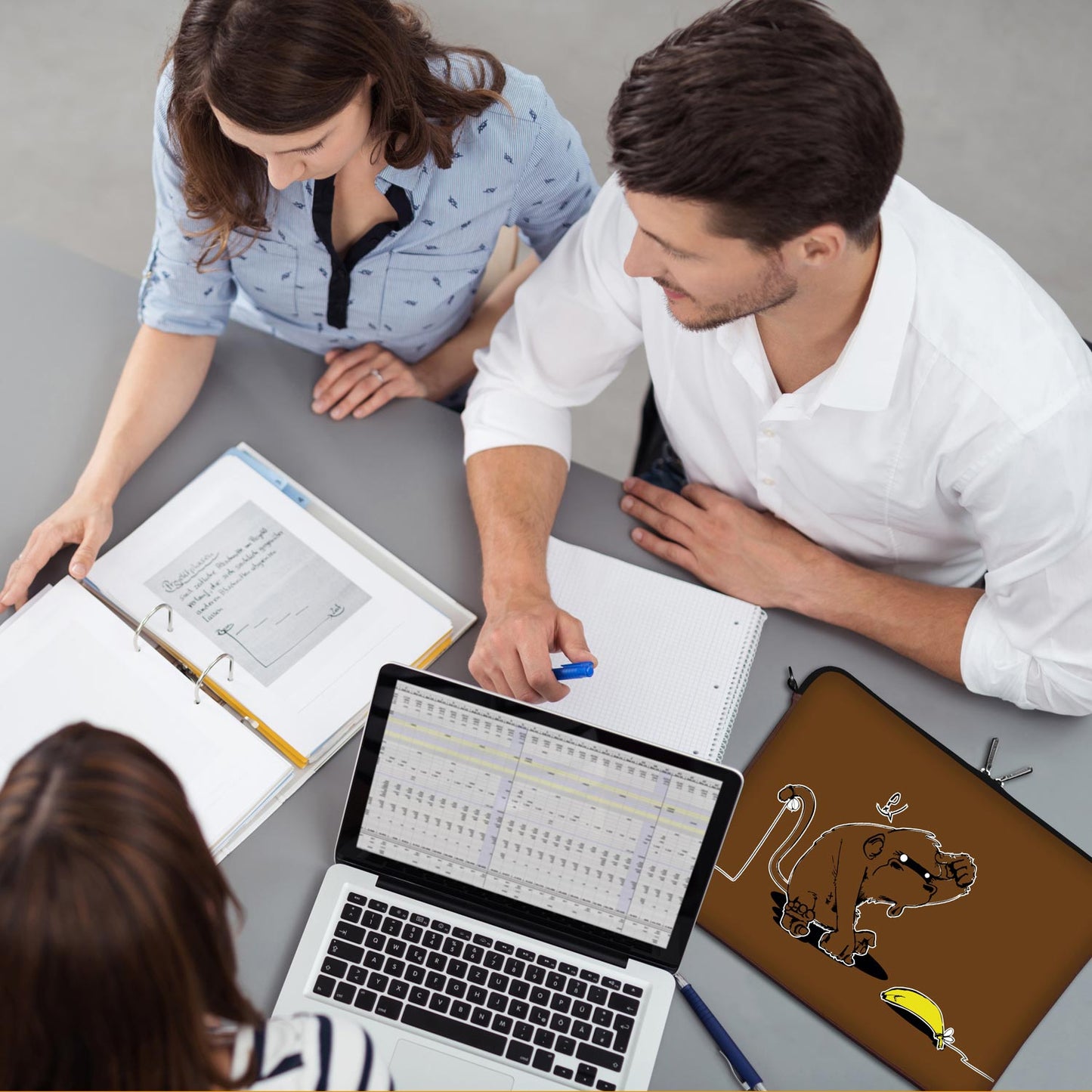 LS167 Confusion Designer Laptop Schutzhülle in braun als Business-Zubehör im Büro, bei Kunden und auf Dienstreisen