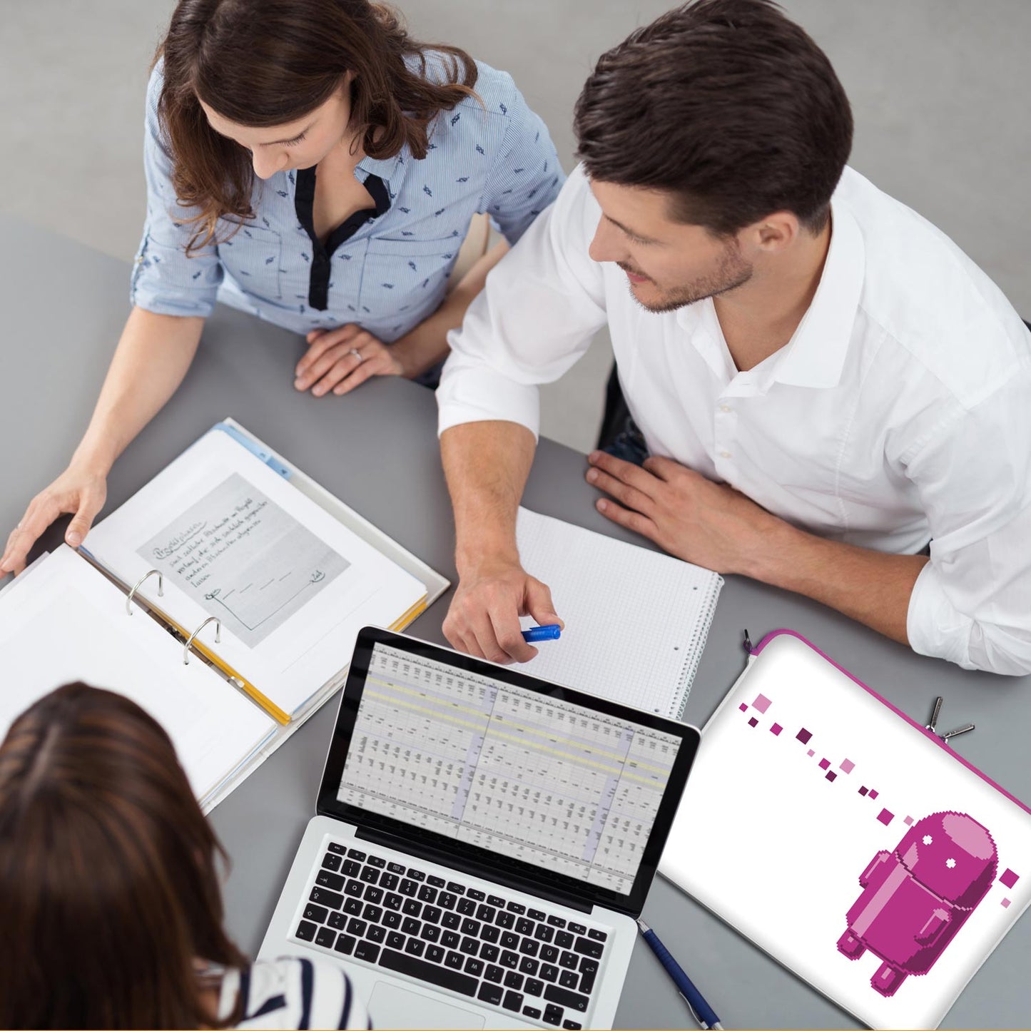 LS127 Pink Robot Designer Laptop Schutzhülle in weiß-pink als Business-Zubehör im Büro, bei Kunden und auf Dienstreisen