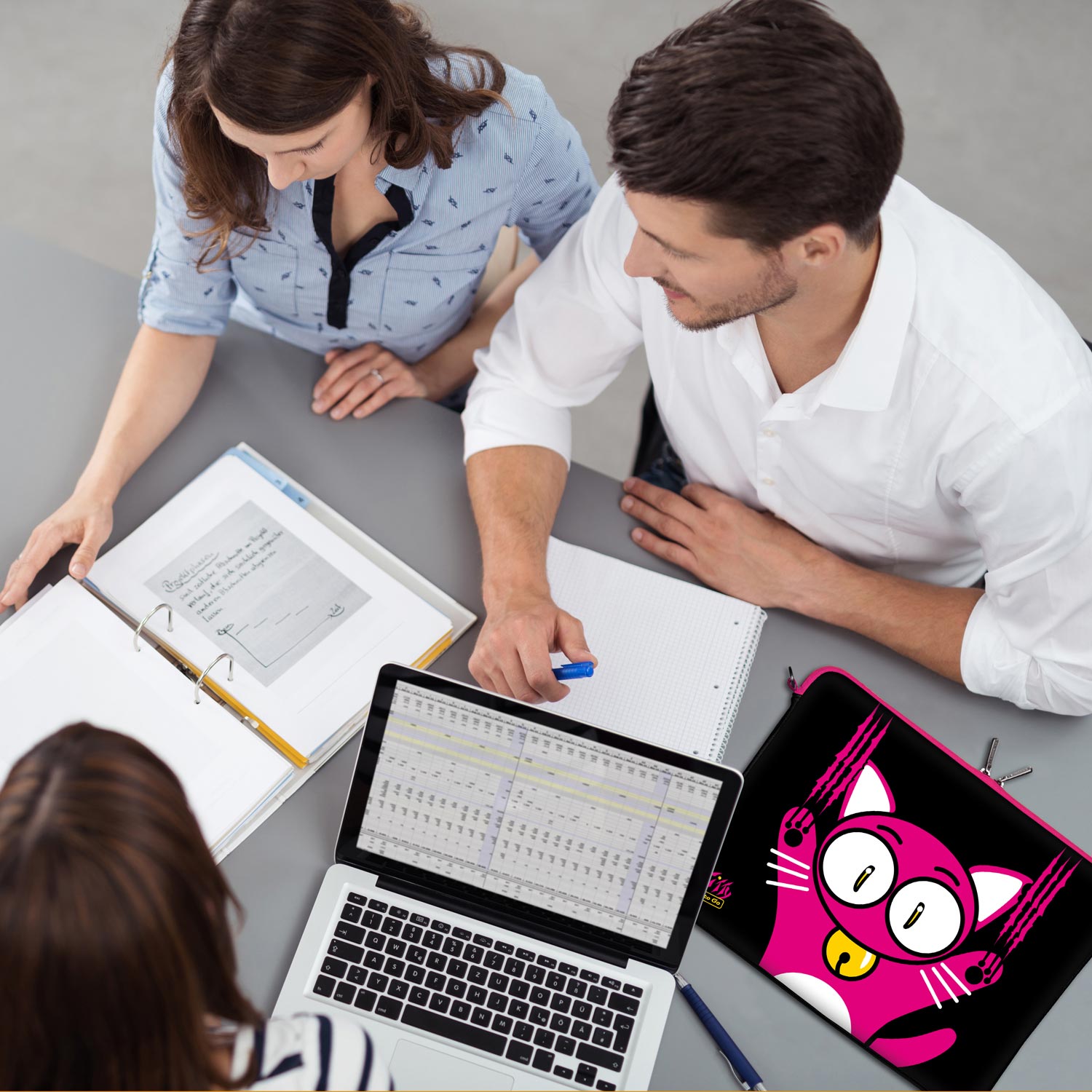 LS140 Kitty to Go Designer Laptop Schutzhülle in schwarz-pink als Business-Zubehör im Büro, bei Kunden und auf Dienstreisen
