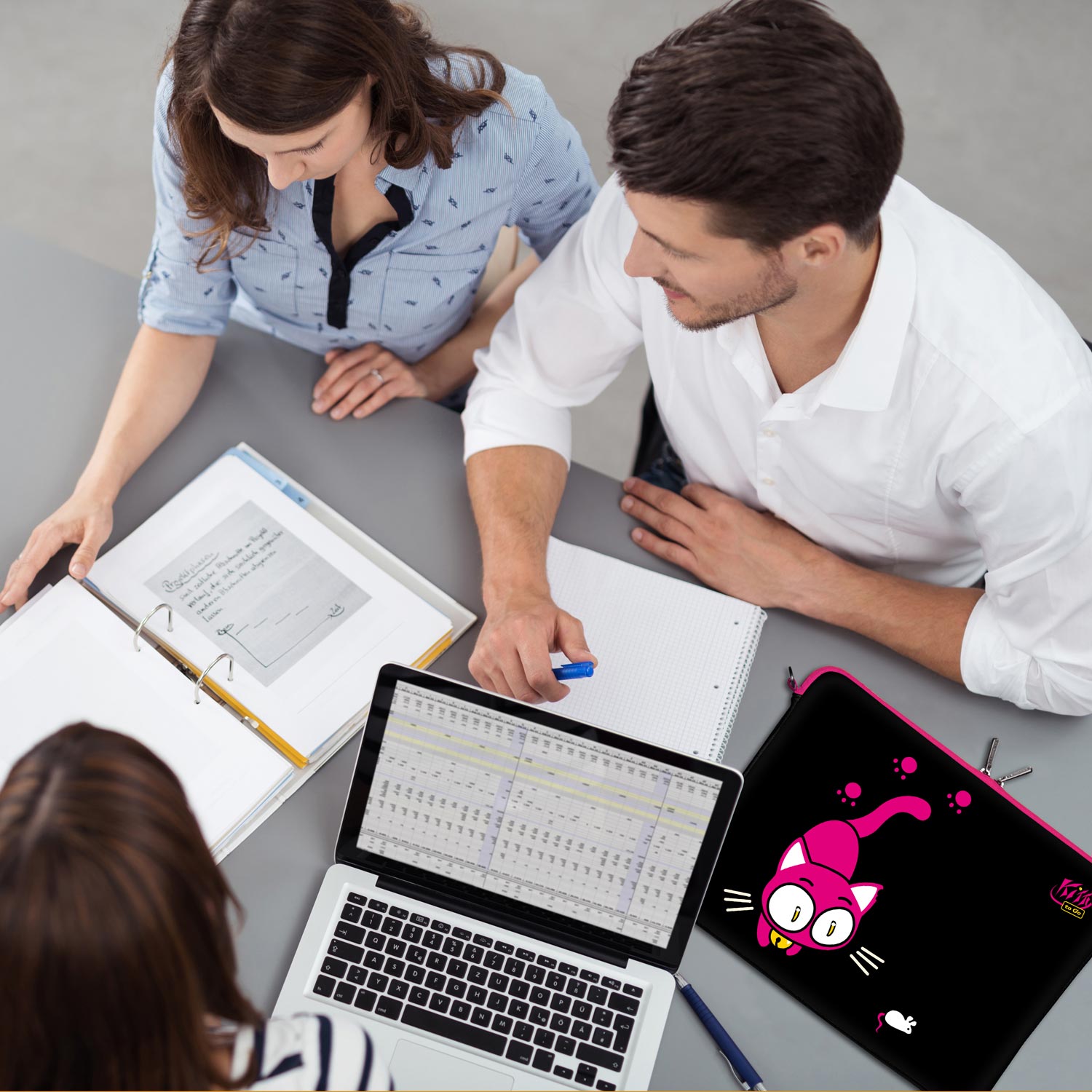 LS141 Kitty to Go Designer Laptop Schutzhülle in schwarz-pink als Business-Zubehör im Büro, bei Kunden und auf Dienstreisen