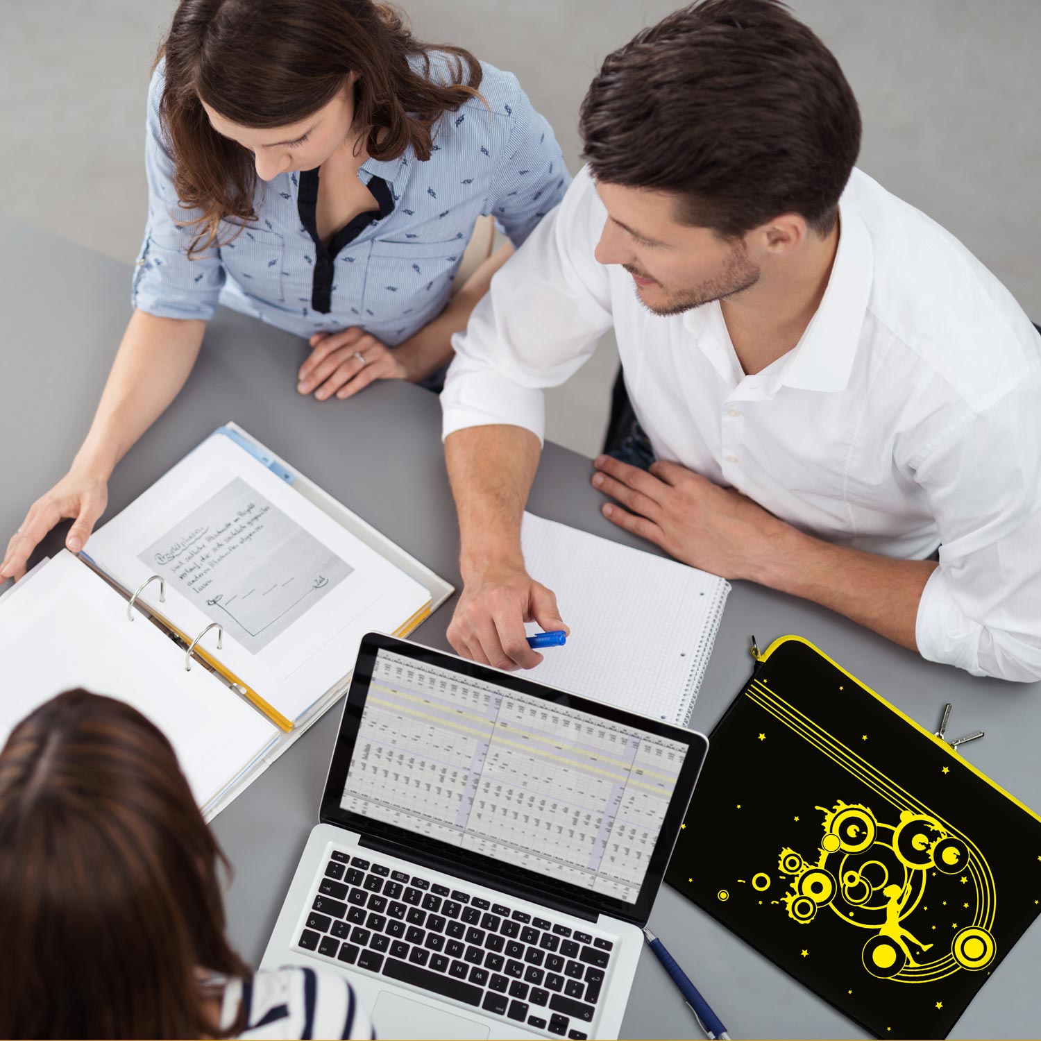 LS161 Swing Designer Schutzhülle für Laptop in schwarz-gelb als Business-Zubehör im Büro, bei Kunden und auf Dienstreisen