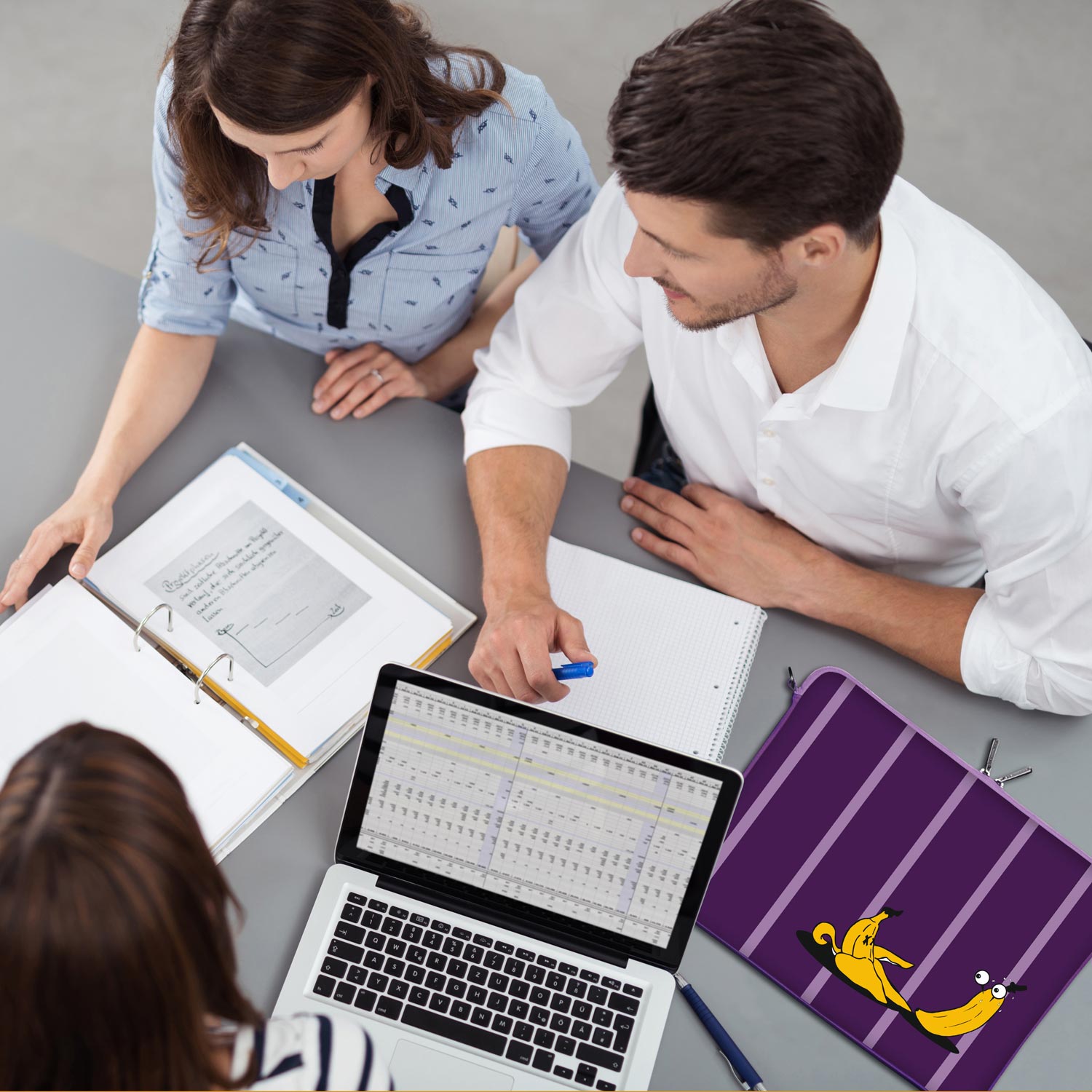 LS165 Bananas Designer Laptop Schutzhülle in violett als Business-Zubehör im Büro, bei Kunden und auf Dienstreisen